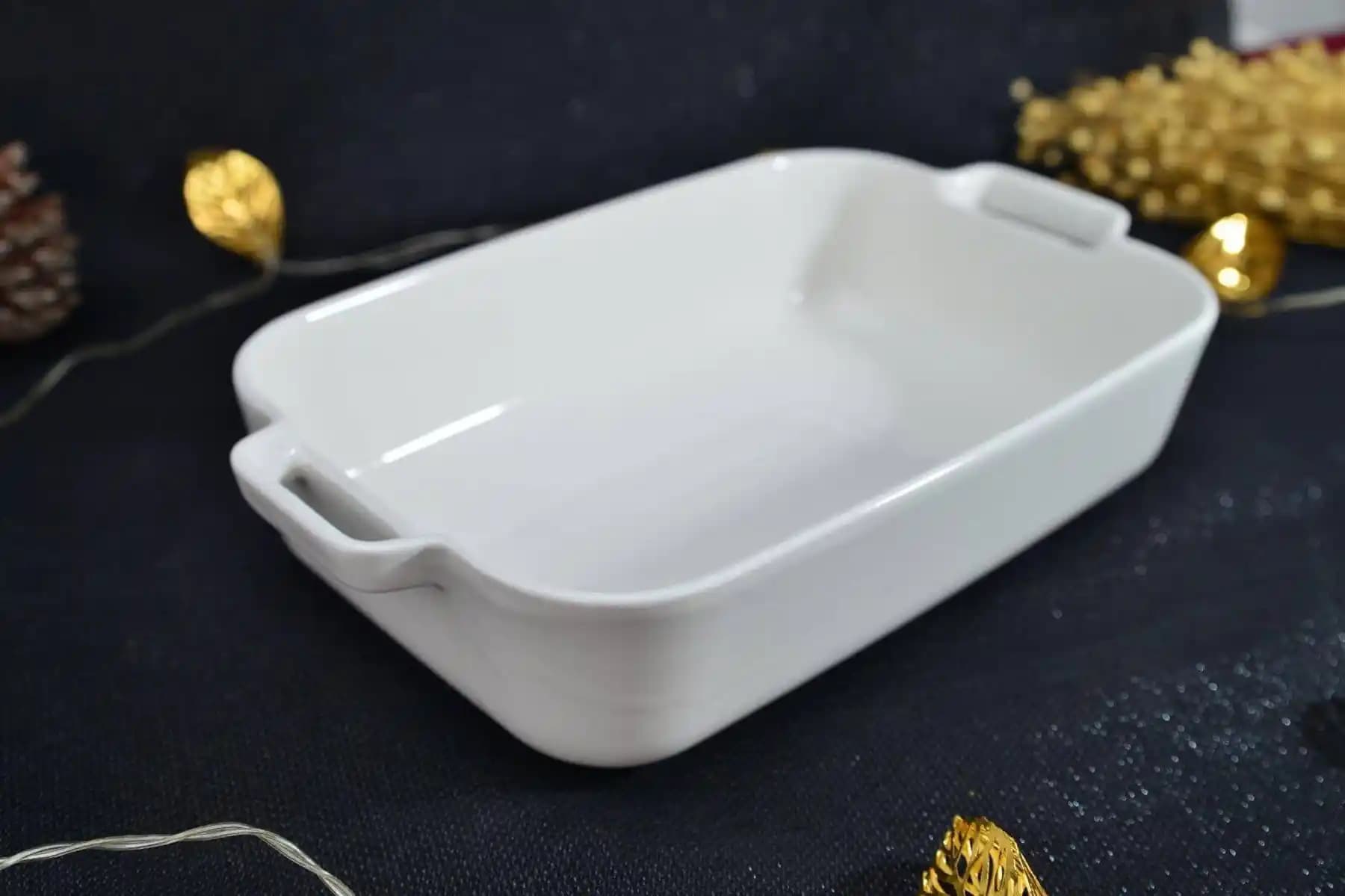 Porselen Tepsi: Dekorasyon ve Mobilyada Zarafetin Simgesi