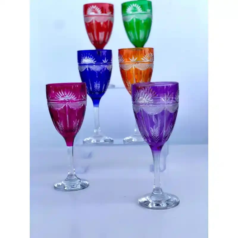 Renkli Kristal Kadehler ile Dekorasyonda Zarafet ve Canlılık Yaratın