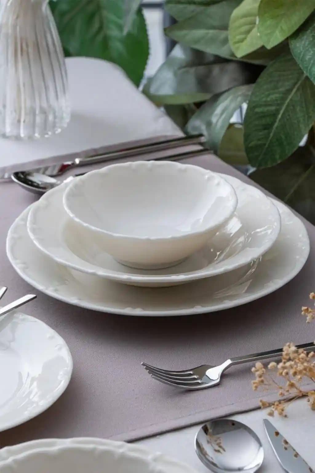 Sade Yemek Takımları ile Modern ve Şık Mutfak Dekorasyonu Nasıl Yapılır