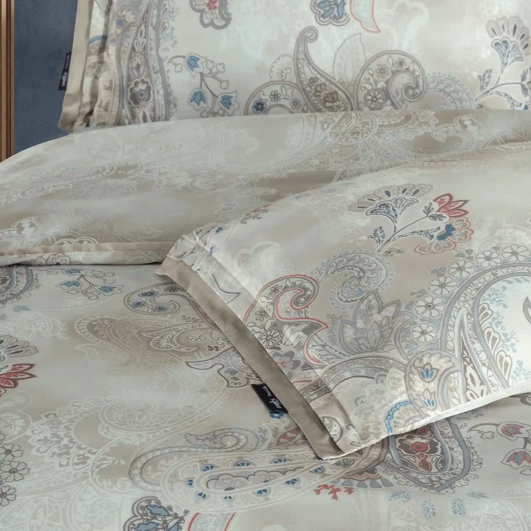 Saten Nevresim Nedir ve Yatak Odası Dekorasyonunda Nasıl Seçilir