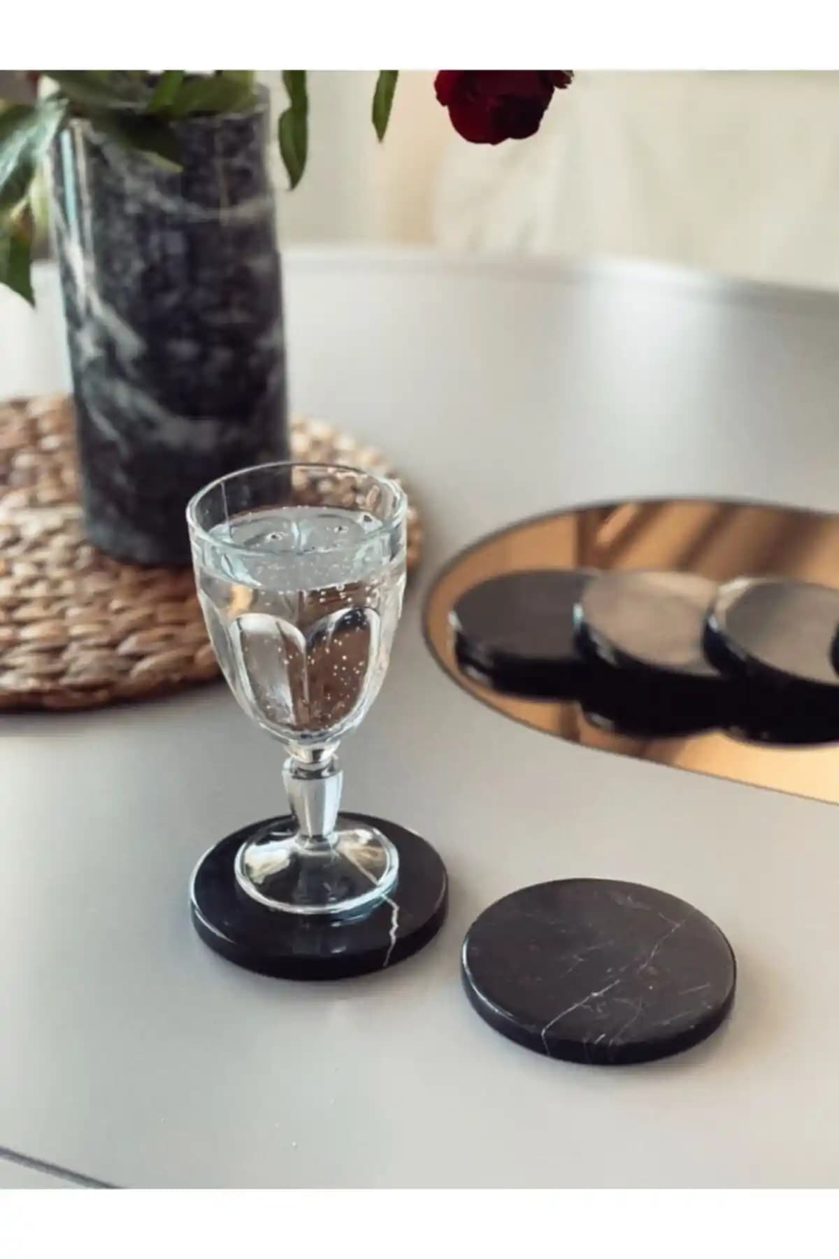 Siyah Bardak Altlığı ile Modern ve Şık Dekorasyon Unsuru Seçenekleri