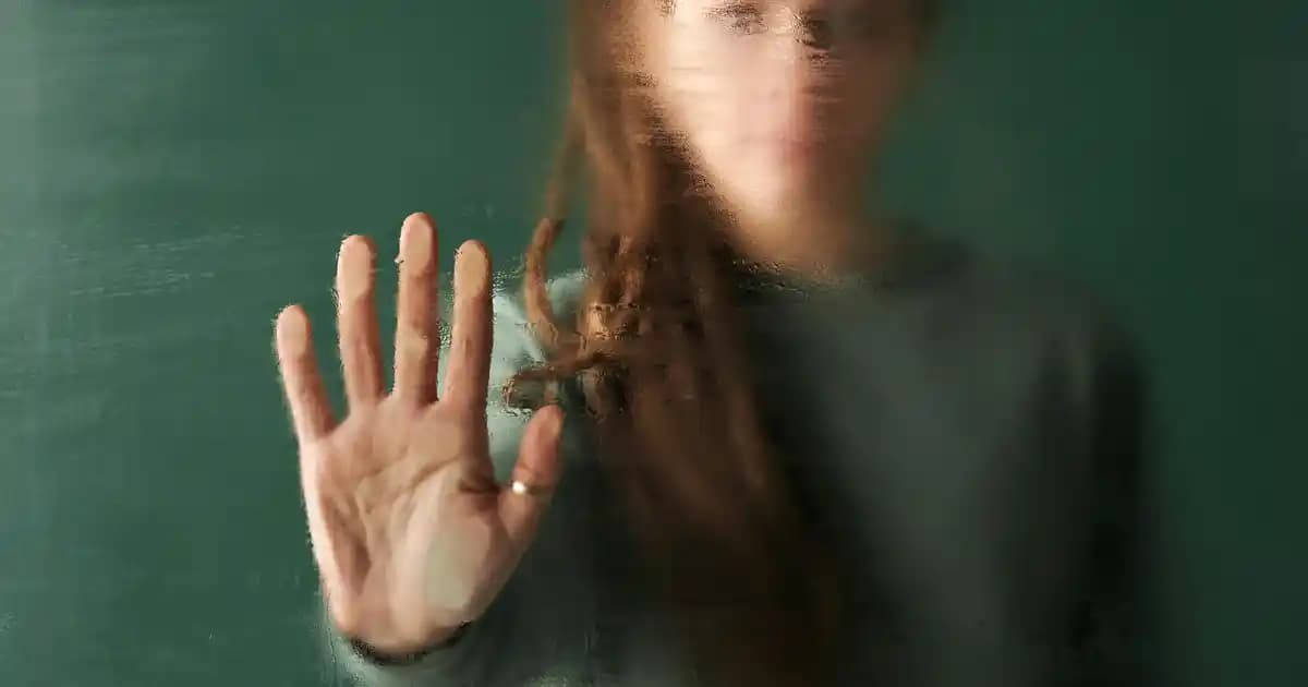 Siyah Cam Şişelerle Dekorasyon ve Mobilyada Yaratıcı Kullanım Fırsatları