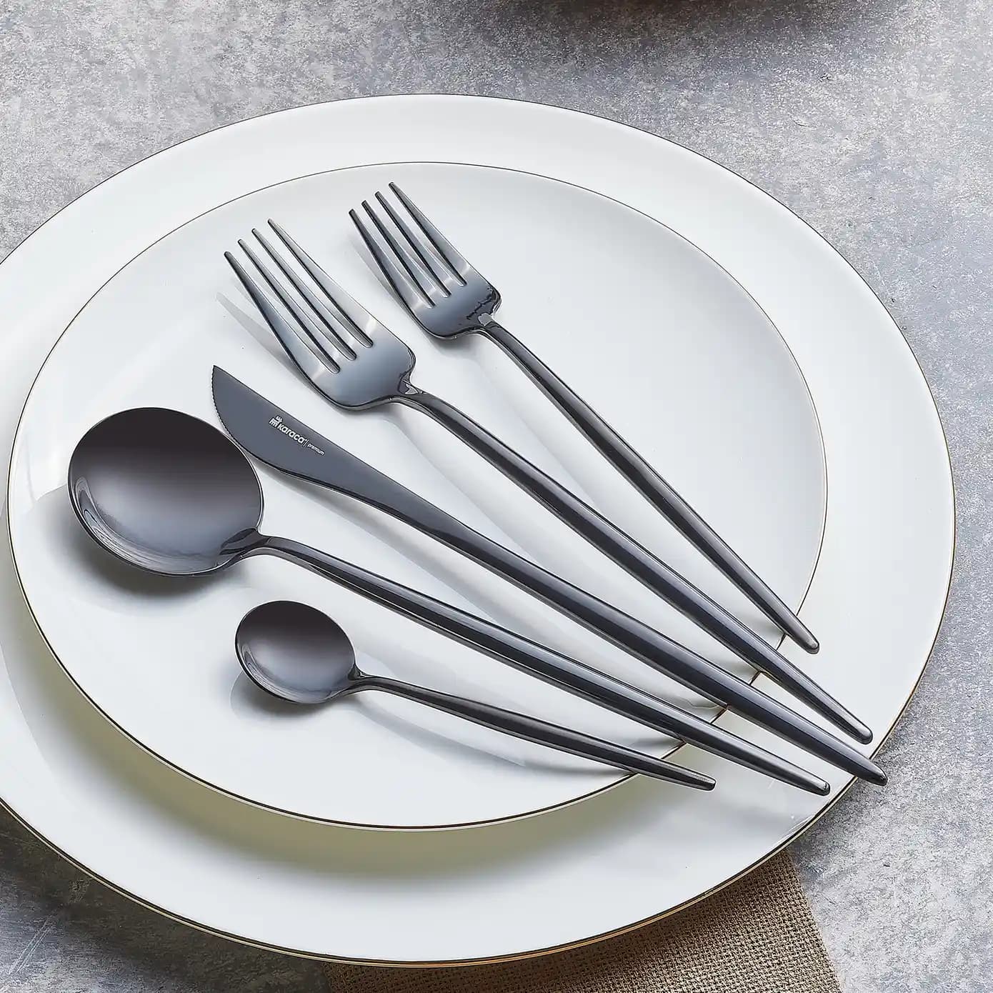 Siyah Kaşık Takımı Dekorasyon ve Mobilyada Zarafetin Simgesi