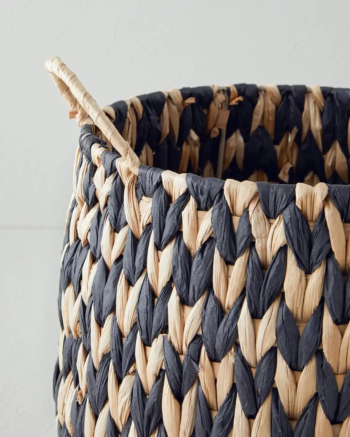 Siyah Sepetlerle Dekorasyonda Şıklık ve İşlevselliği Bir Arada Yaratın