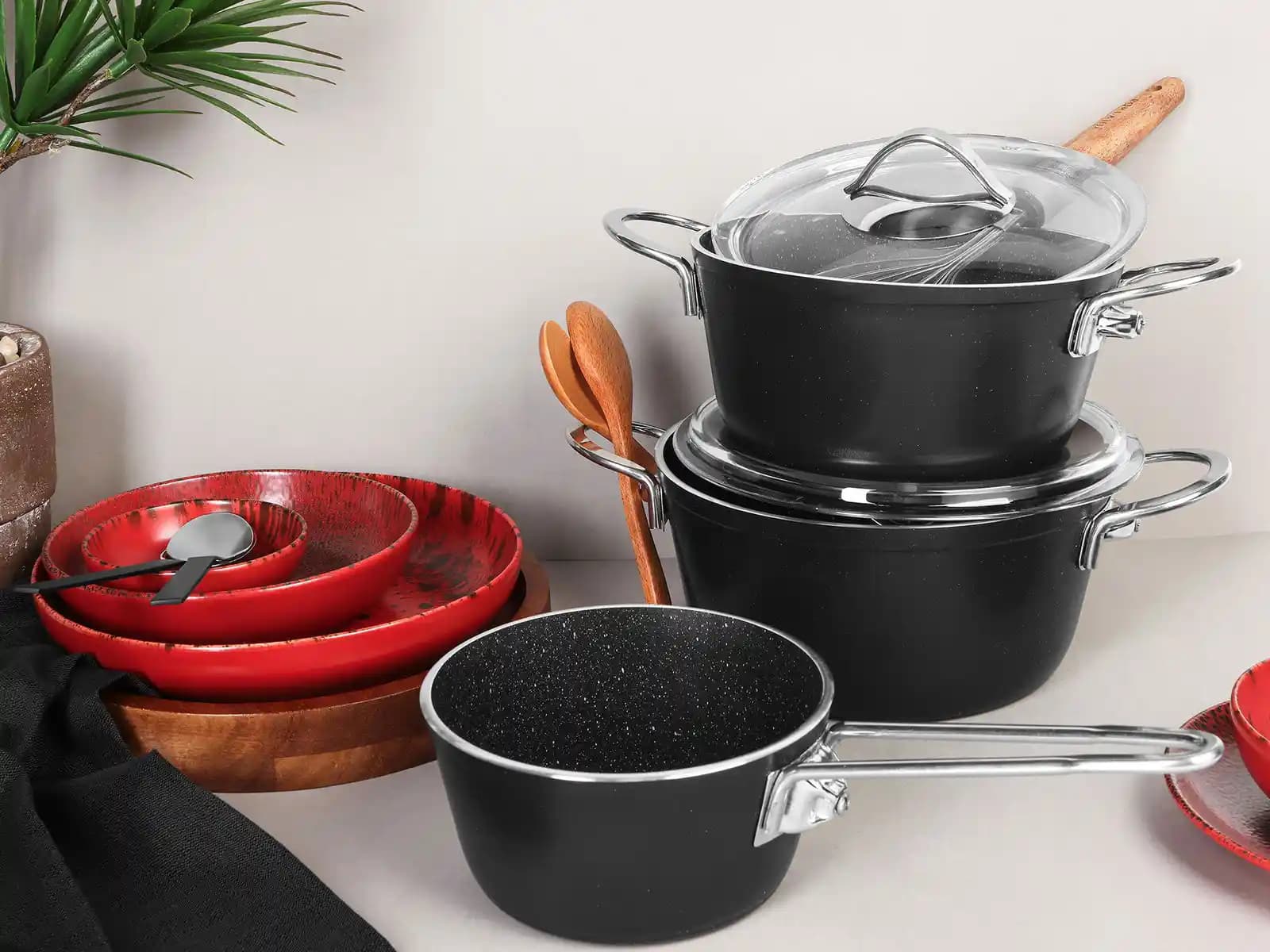 Siyah Tencere Takımı ile Modern ve Şık Mutfak Dekorasyonu Yaratma Rehberi