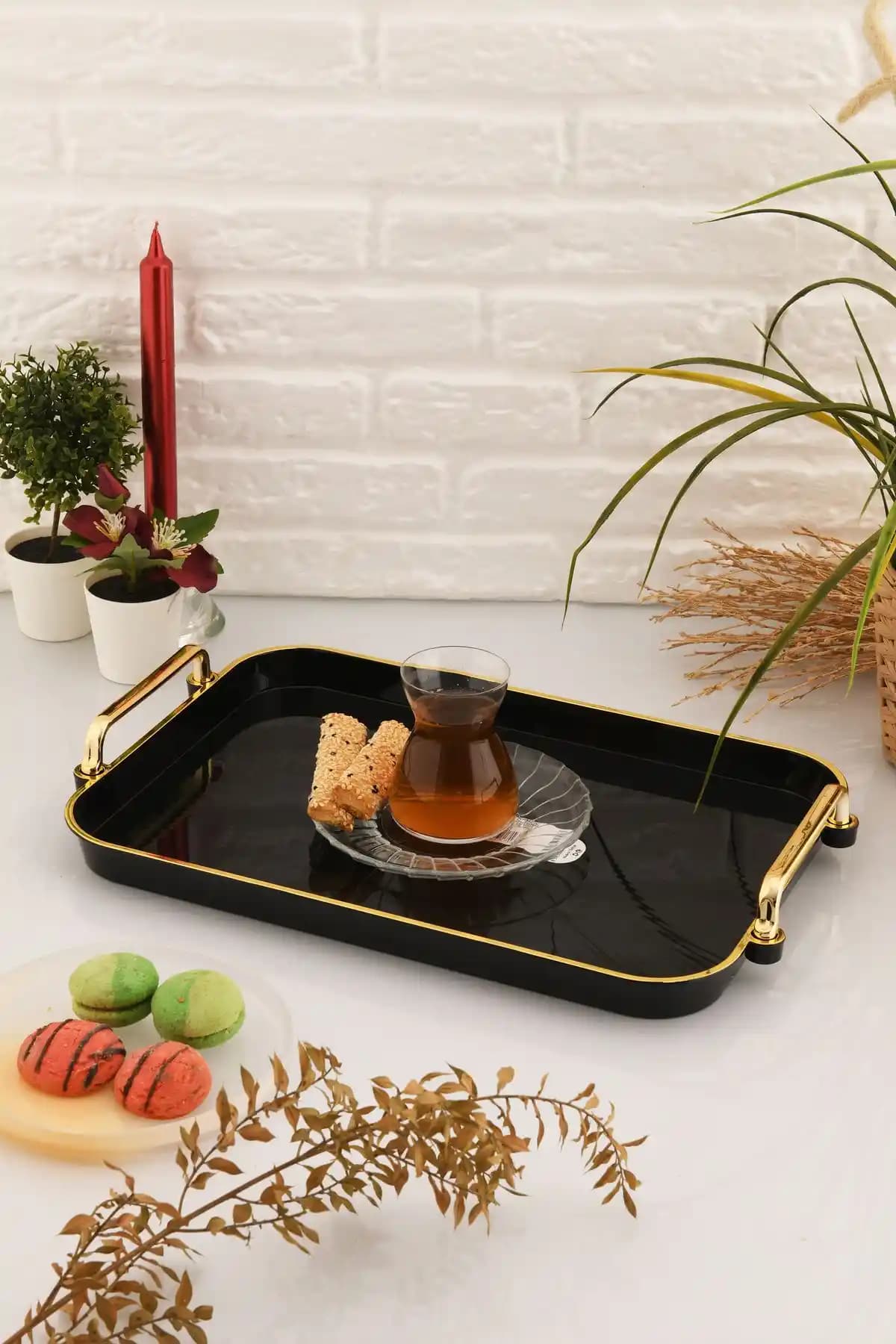 Siyah Tepsi Dekorasyonda Şıklık ve İşlevselliğin Birleştiği Çok Yönlü Aksesuar