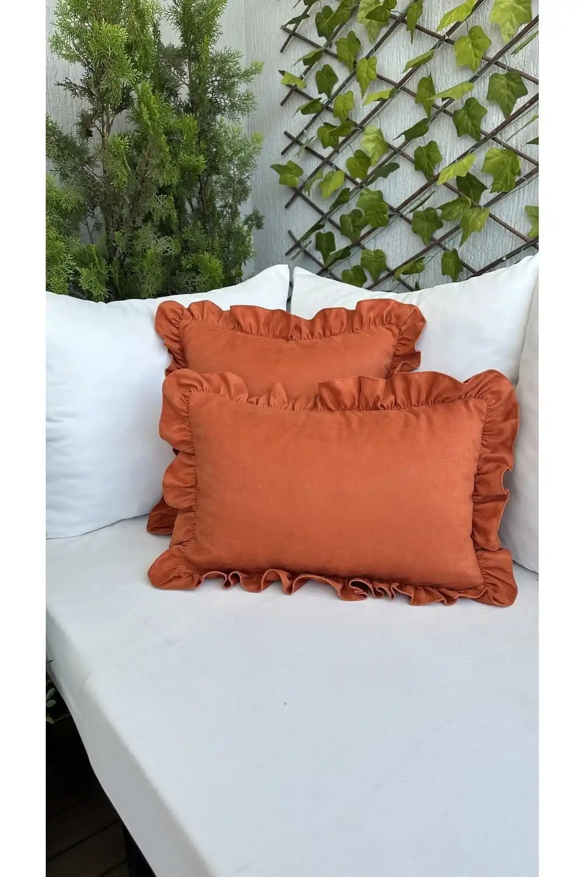 Tarçın Rengi Kırlent Kılıfıyla Dekorasyonda Sıcak ve Şık Bir Dokunuş