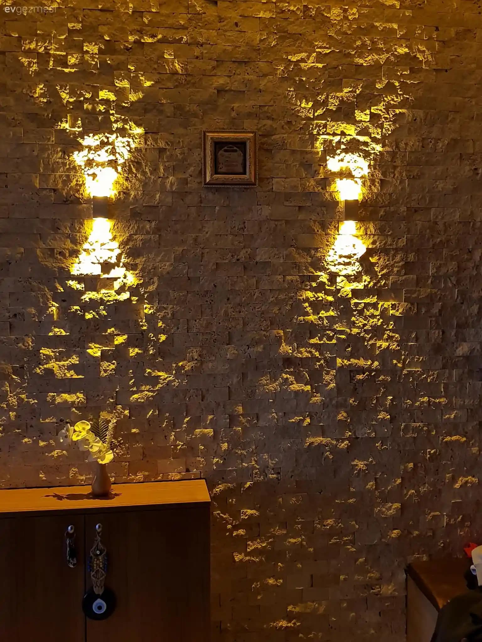 Taş Duvar Aydınlatma Aplikleri ile Mekânlarınıza Zarif ve Modern Bir Dokunuş