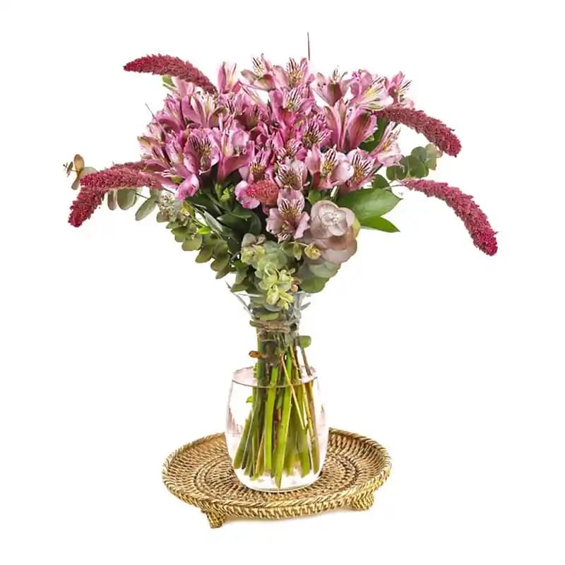 Taza Çiçek Dekorasyonunda Zarafet ve Doğallık ile Estetik Bir Atmosfer Yaratın