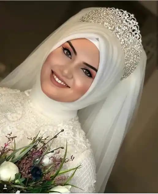 Tesettürle Uyumlu Nişan Tacı ve Dekorasyon Trendleri Hakkında Kapsamlı Rehber