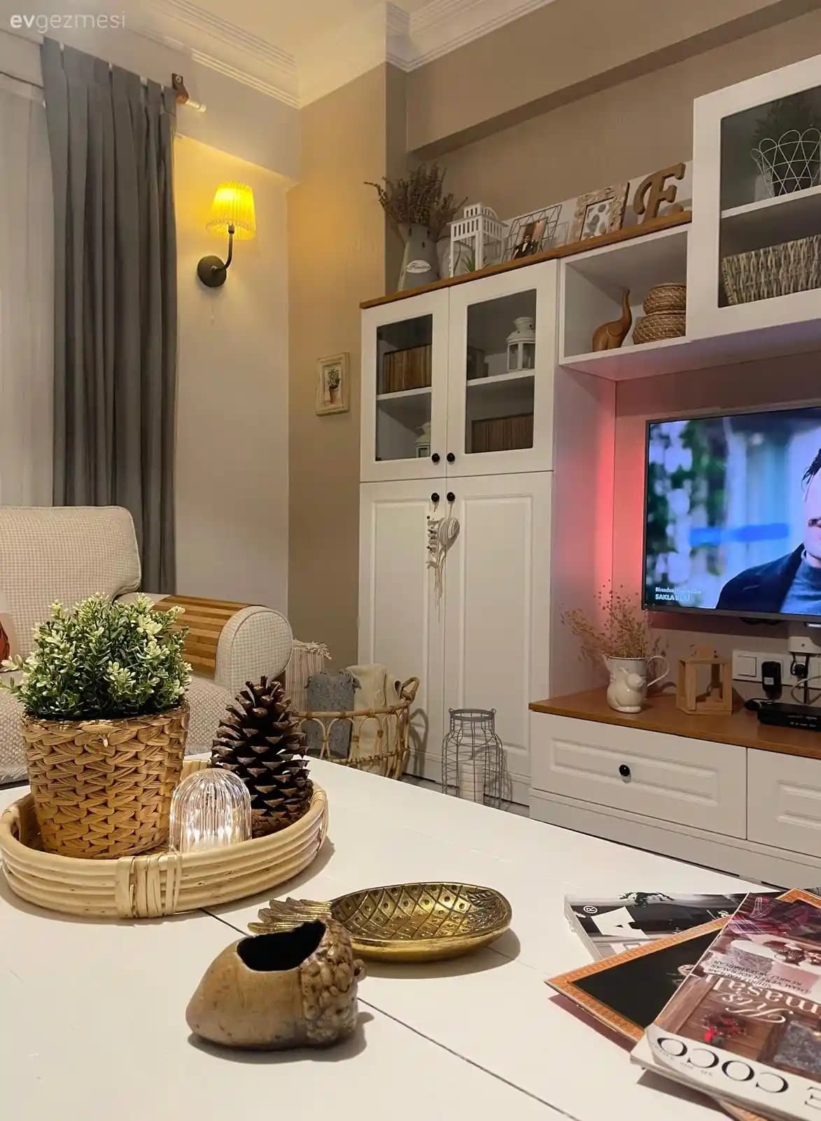TV Yanı Aksesuarlarıyla Oturma Alanlarınızı Şık ve İşlevsel Hale Getirin