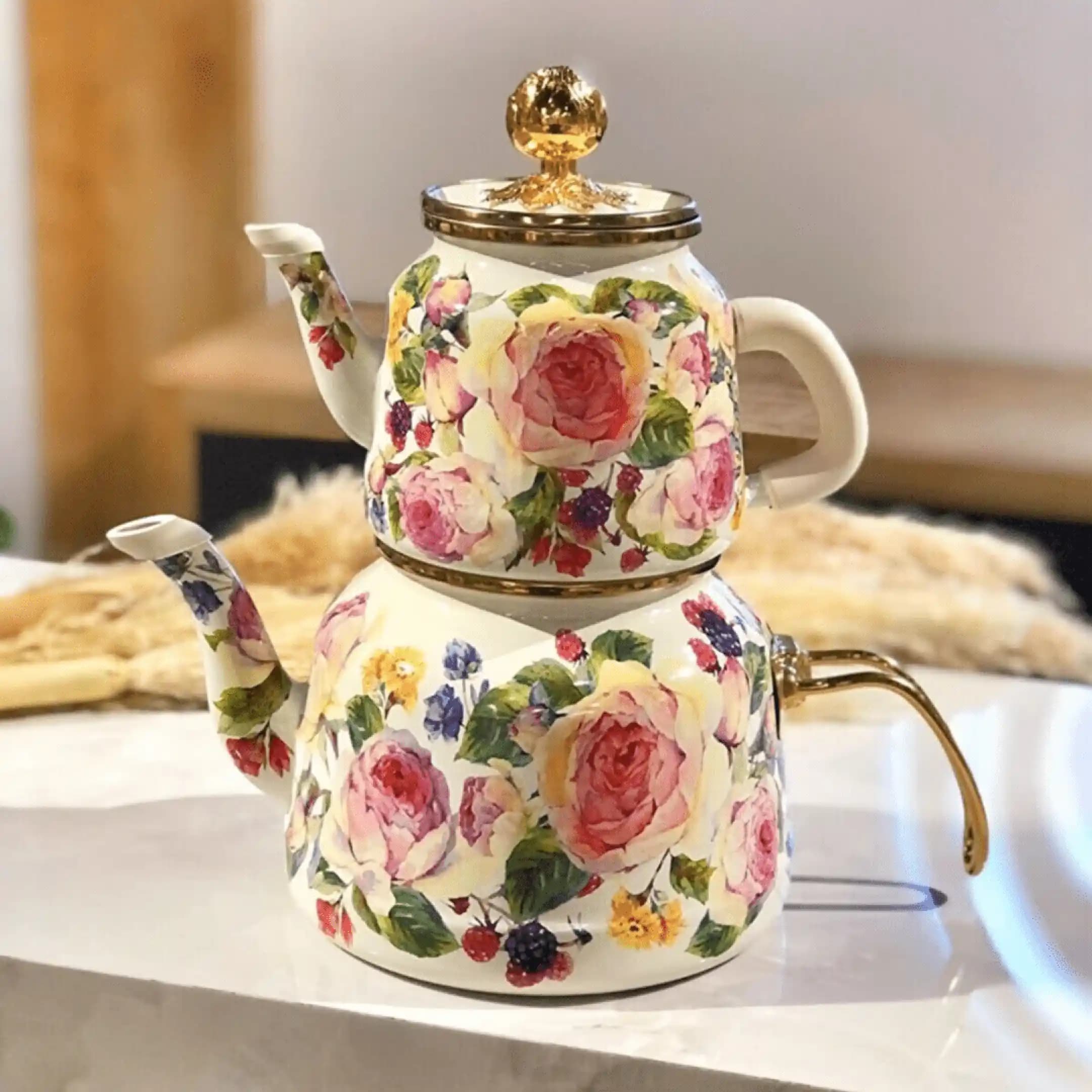 Vintage Çaydanlıklar: Estetik ve İşlevsel Dekoratif Parçalarla Evinizi Zamanın Ötesine Taşıyın