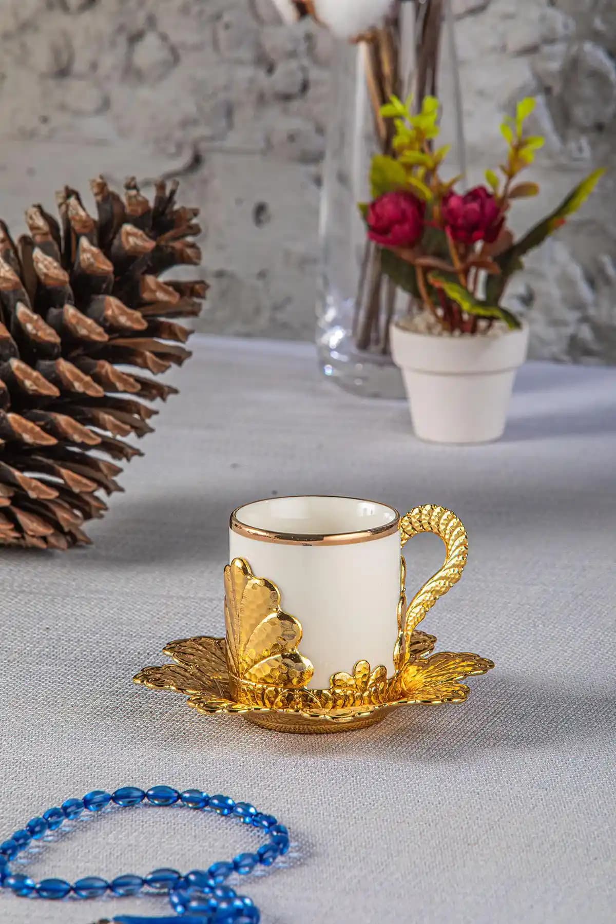 Yalızlı Kahve Fincanı Dekorasyonda Zarafet ve Şıklığın Simgesi