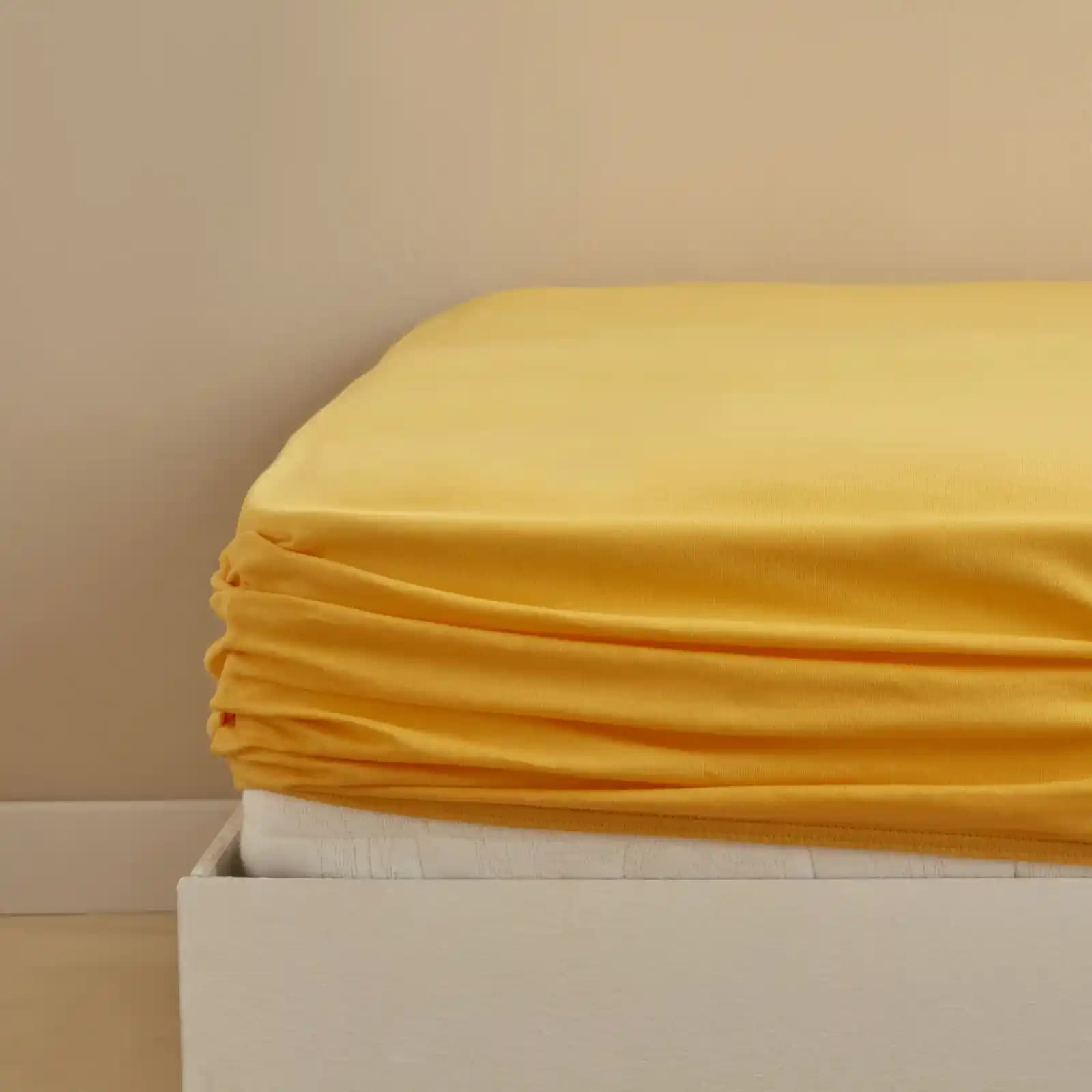 Yatak Odası Dekorasyonunda Sarı Çarşaf Kullanımı ve Dekorasyon Fikirleri