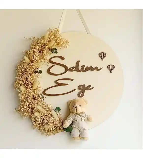 Yeni Doğan Kapı Süsü Seçenekleri ve Anlamlarıyla Ev Dekorasyonunu Zenginleştirme