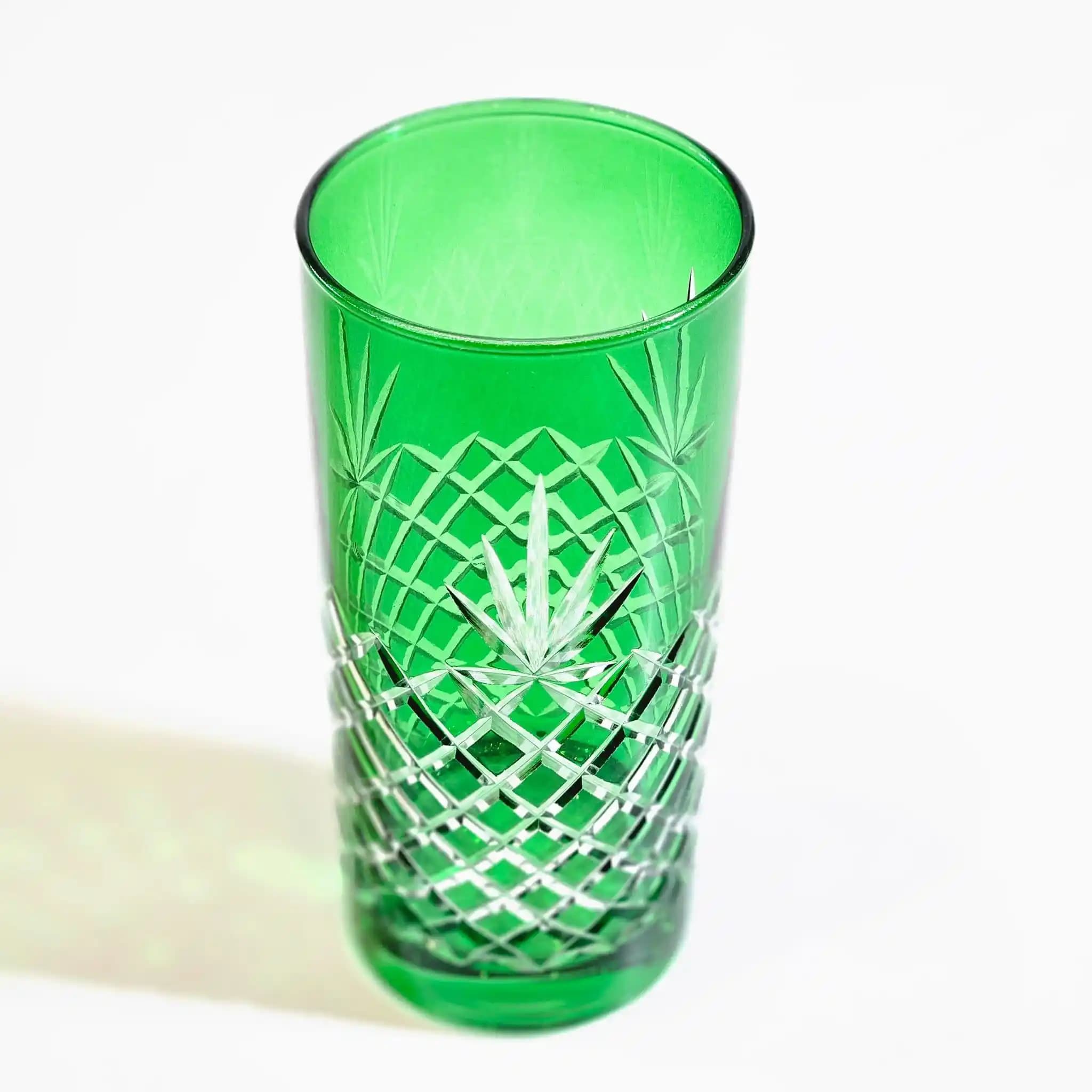 Yeşil Bardaklar: Dekorasyonda Doğal ve Şık Bir Atmosfer Yaratmanın Yolları