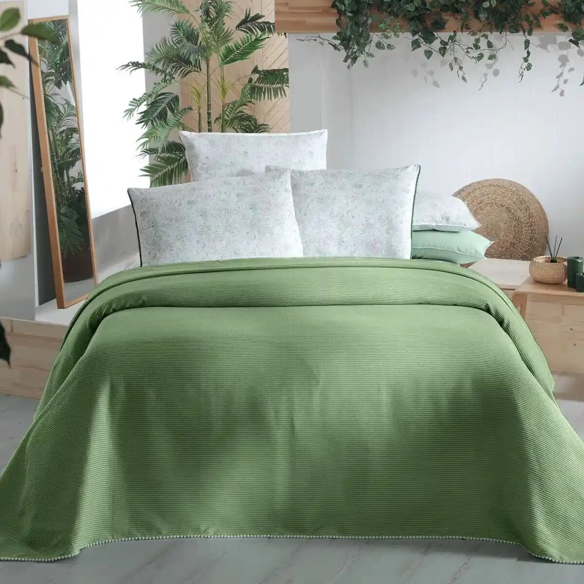 Yeşil Pike Takımıyla Yatak Odasında Doğal ve Modern Dekorasyon Fikirleri