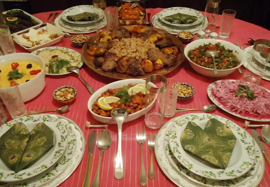 Yılbaşı Sofrası Hazırlıkları ve Dekorasyon İpuçlarıyla Unutulmaz Bir Gece