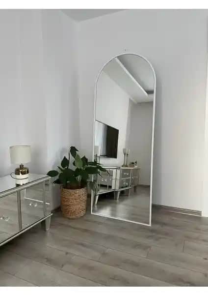 Modern ve Şık Metal Çerçeveli Boy Aynaları Karşılaştırması ve Dekorasyona Katkıları