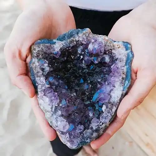 Negatif Enerjiyi Alan Taşların Dekorasyondaki Rolü ve Özellikleri