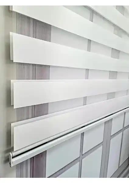BBB Zebra Stor Perde Beyaz MZ507: Şık Tasarım ve Çok Fonksiyonlu Güneş Kontrolü