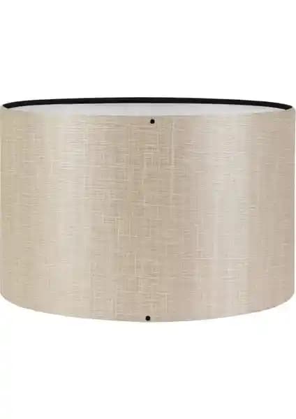 Bej Kumaş Kaplı Lambader Başlığı ile Yukarı Yönlü Aydınlatma ve Şık Salon Atmosferi