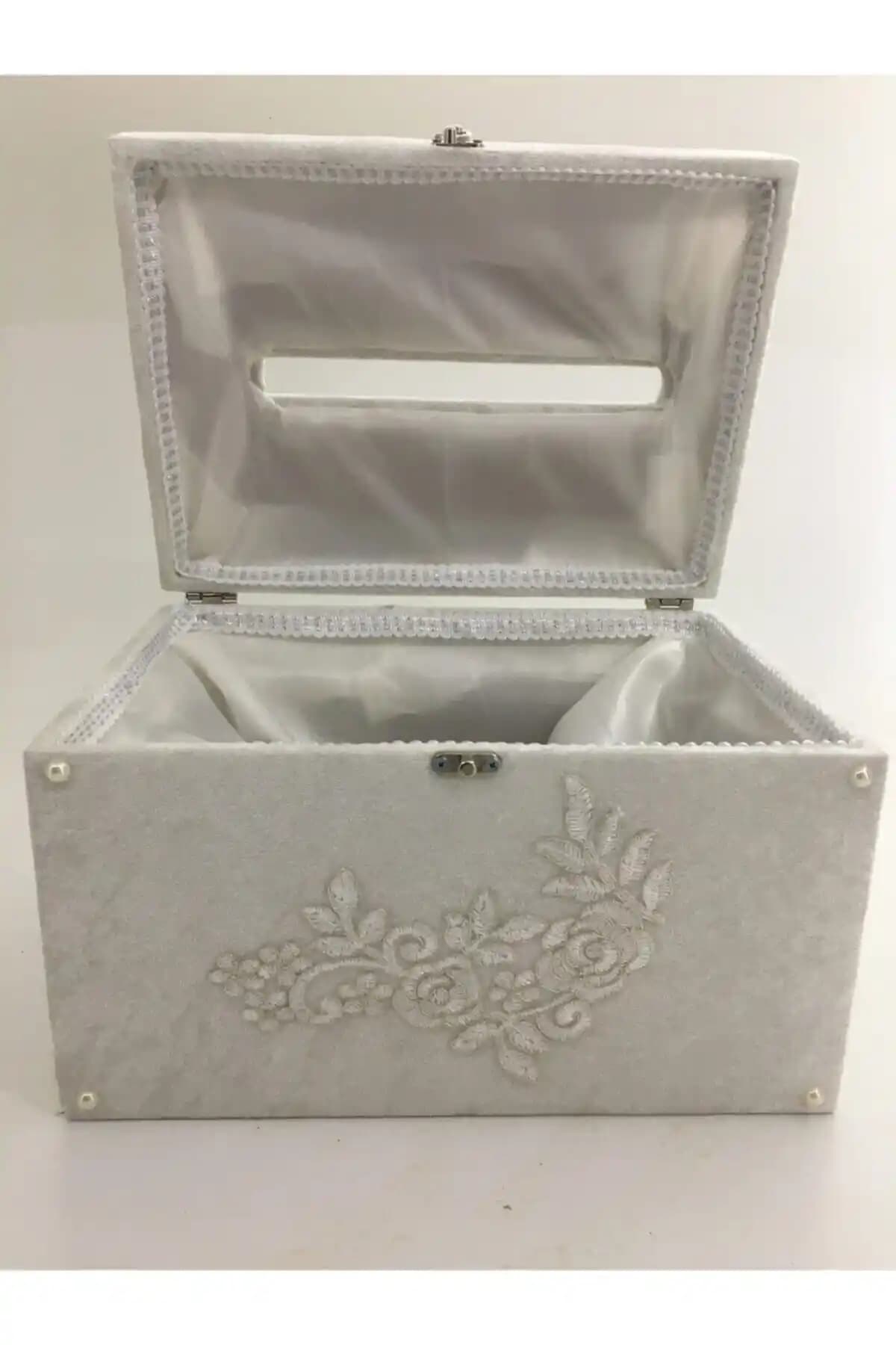 Duru Zarf Sandığı: Bej Kadife Kaplamalı, İnci ve Dantel Süslemeli Modern Çeyiz Depolama