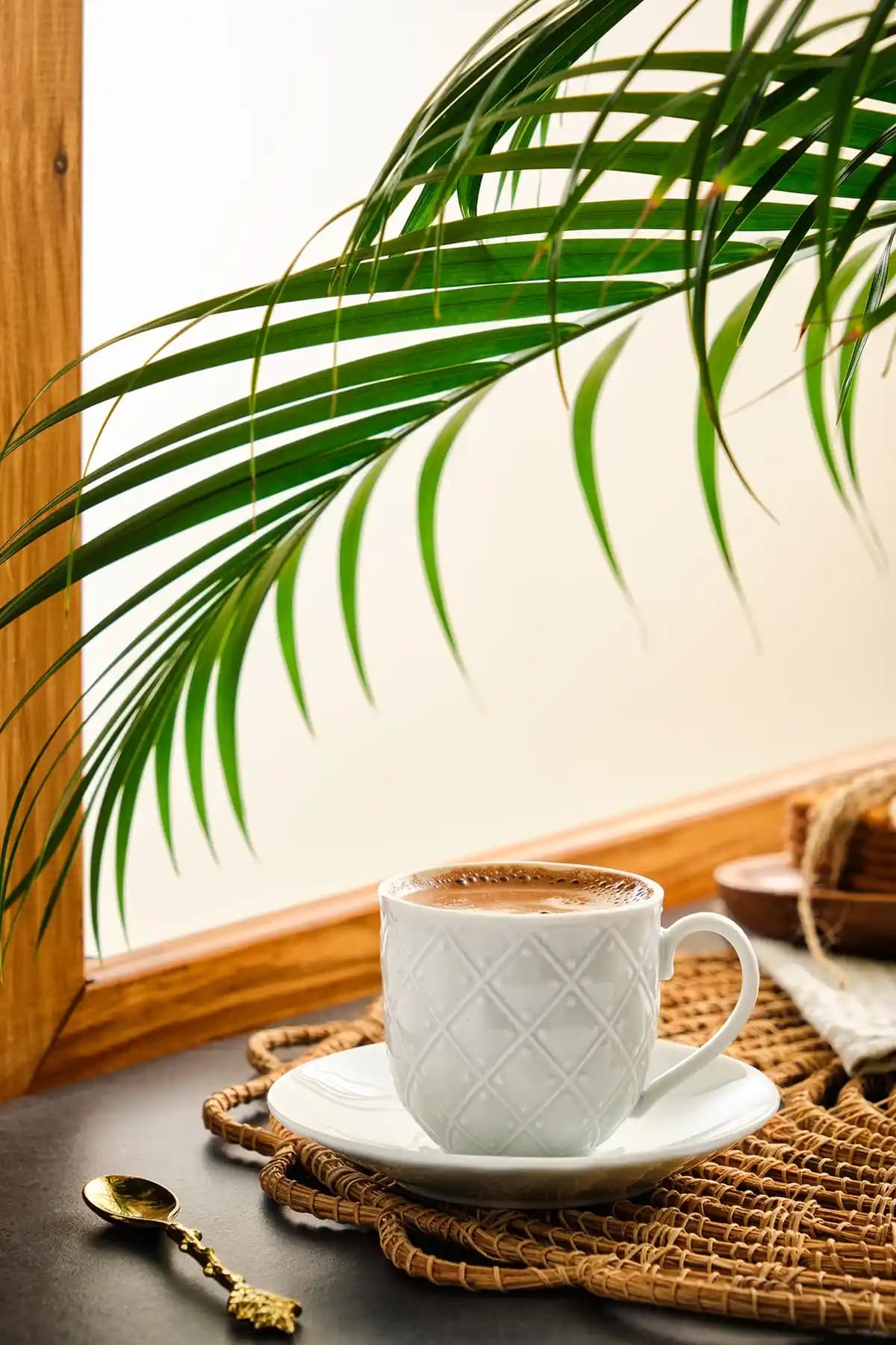 Geometrik desenli beyaz porselen Balat seti, 6 kişilik 90 ml kahve fincanlarıyla zarafet sunar