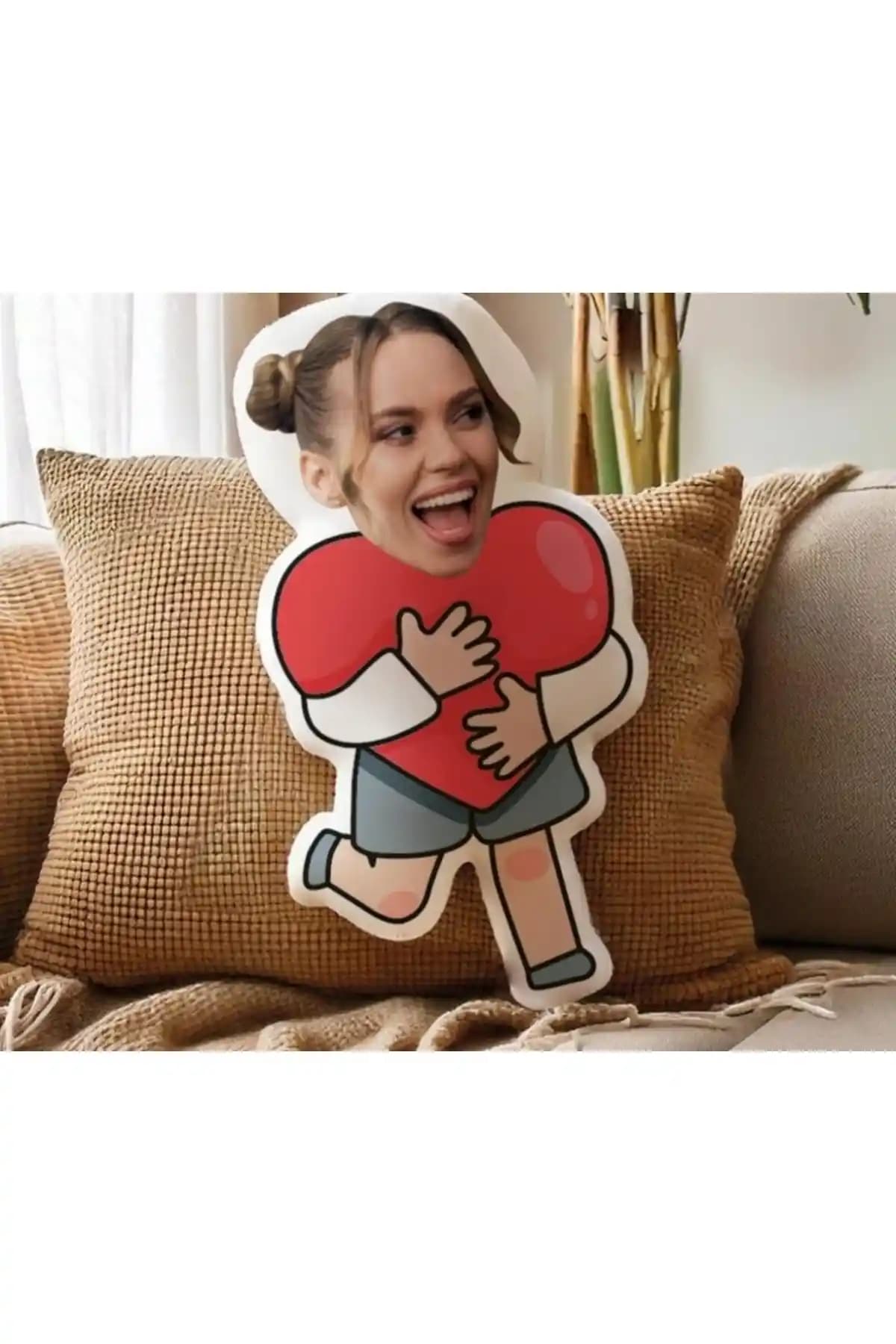 Hediyefoni Kişiye Özel Kalp Tutan Kız Şekilli Bez Bebek Yastık Özellikleri ve İncelenmesi