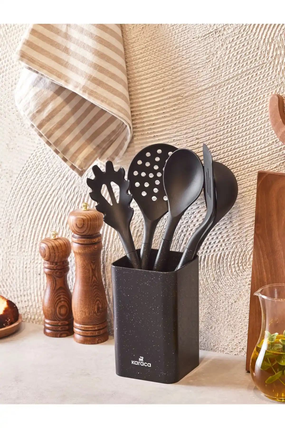 Masanızda zarafet ve pratiklikle sunumlarınızı yükselten Karaca Misto 6 Parça Standlı Seti