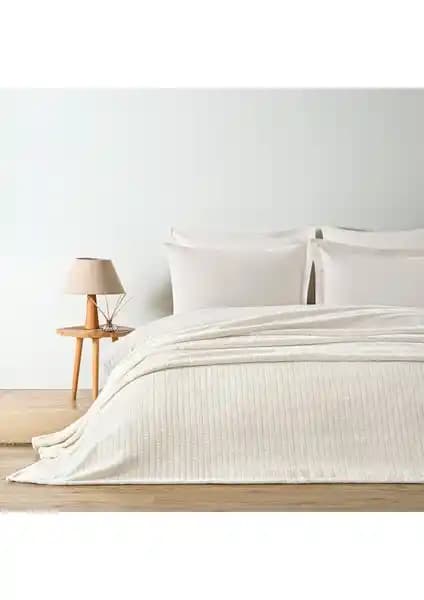 Puffy Trinity ile odanıza sıcaklık ve zarafet katacak uzun tüylü battaniye Şampanya