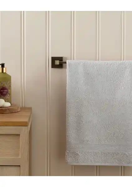 Bej Pamuk Yüz Havlusu ile Banyoda Nazik Dokunuş ve Şık Minimalizm Sağlayın Her Gün