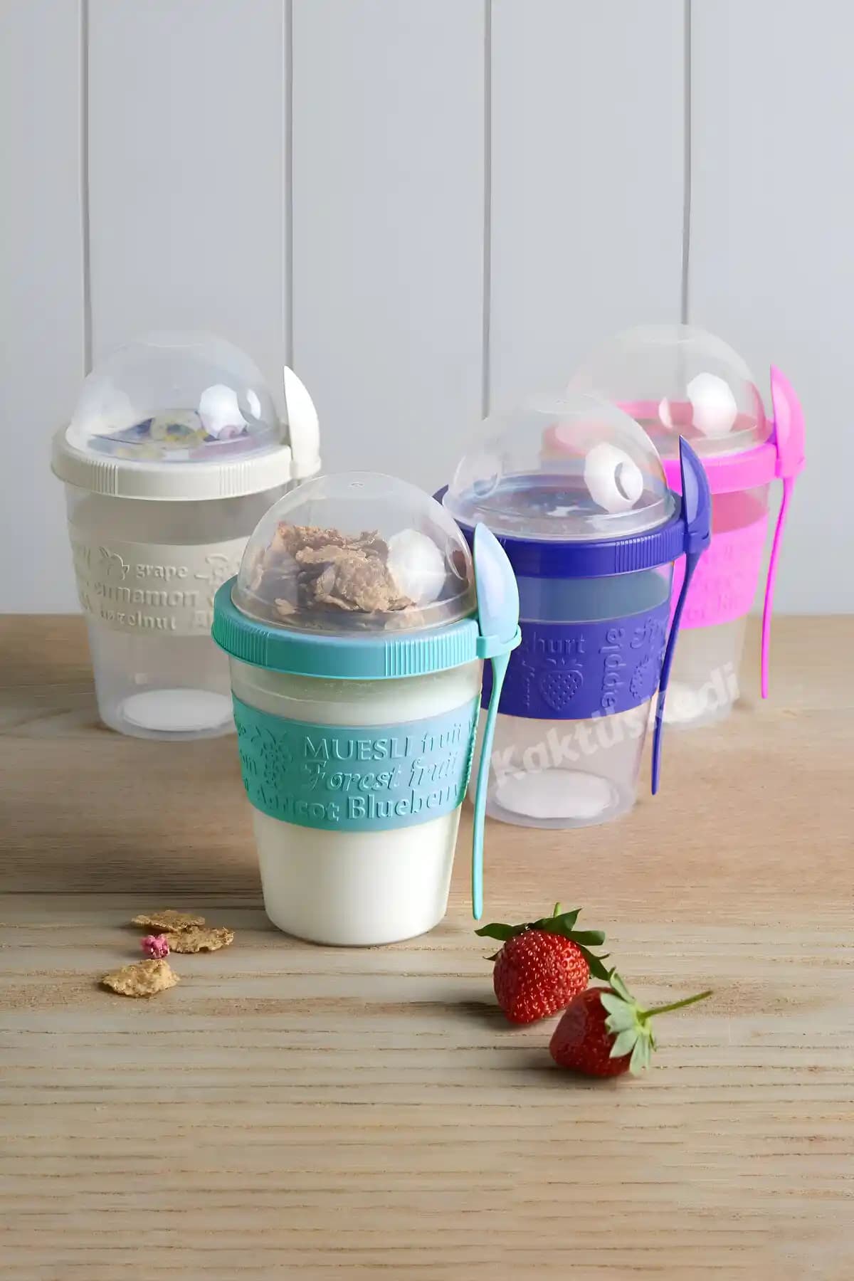 KaktüsKedi 2 Bölmeli Kapaklı Kaşıklı Meyveli Yoğurt Kabı – 600 ml Taşınabilir ve Sızdırmaz