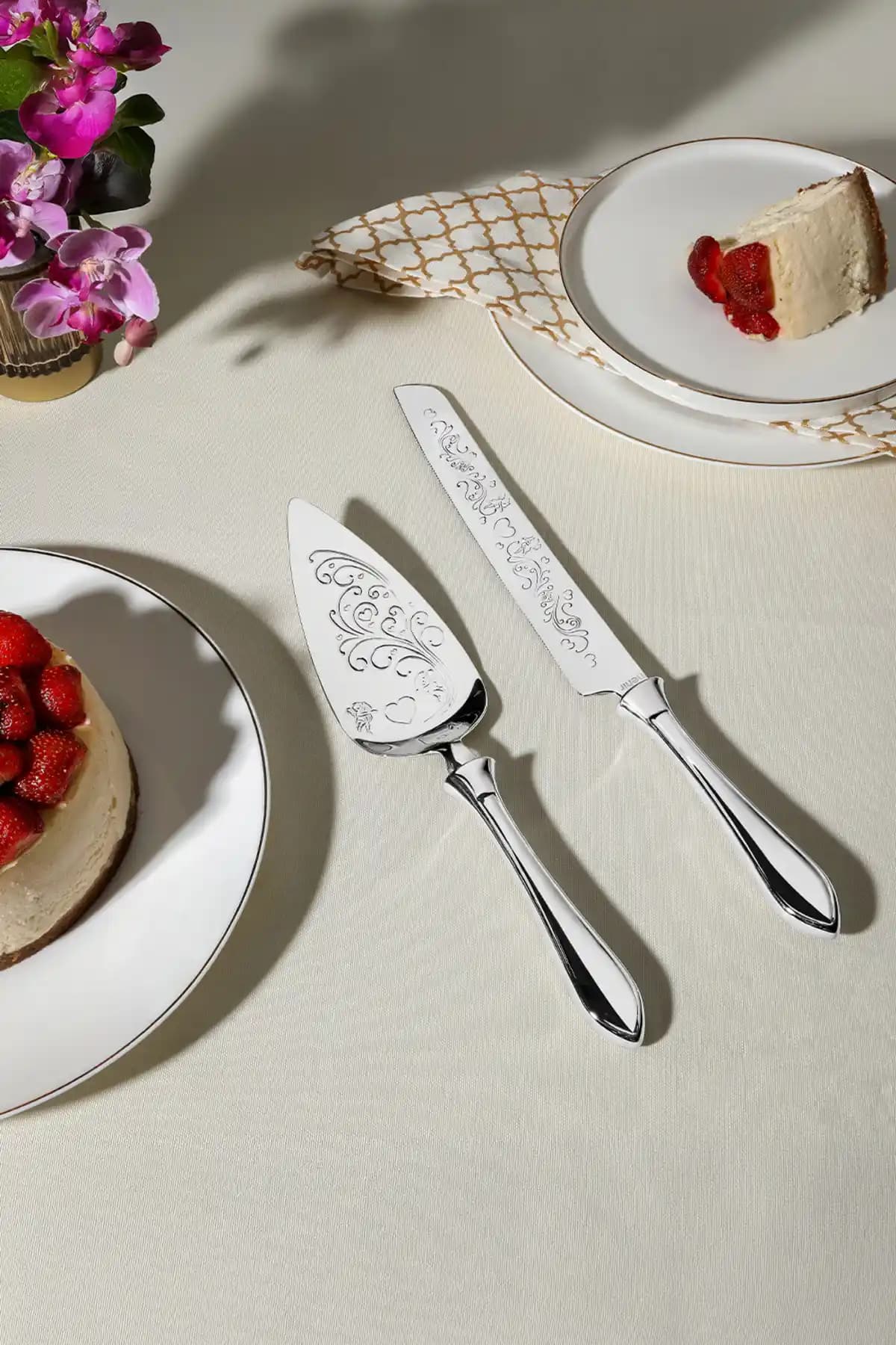 Nehir Defne Sade 2 Parça Paslanmaz Çelik Kek Servis Seti ile Şık ve Dayanıklı Sunumlar