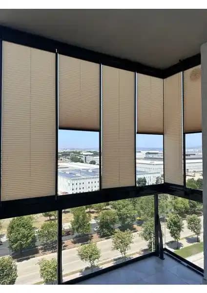 Blind-X Bej Plise Katlanır Cam Balkon Perdesi: Estetik ve Fonksiyonellik Bir Arada