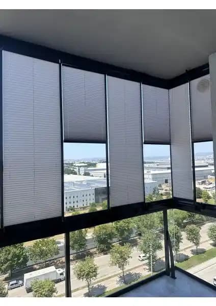 Blind-X Koyu Gri Plise Katlanır Cam Balkon Perdesi Estetik ve Fonksiyonellik Sunar