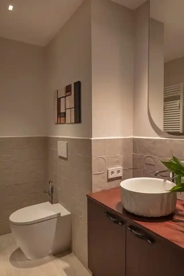 Barcelona'da Eski İspanyol Tarzı Banyoda Modern Yenileme ve Gürültü Çözümü