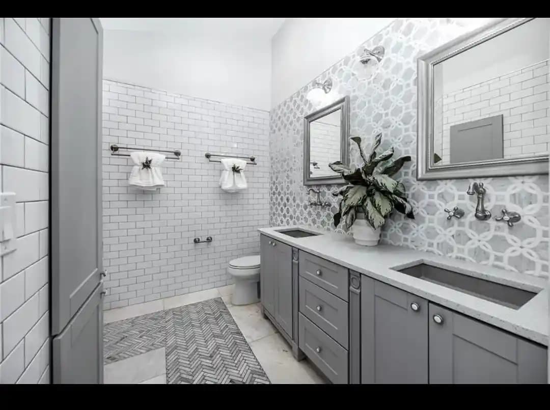 Gri Banyolar İçin Pratik Dekorasyon Önerileriyle Mekan Canlandırma Yöntemleri