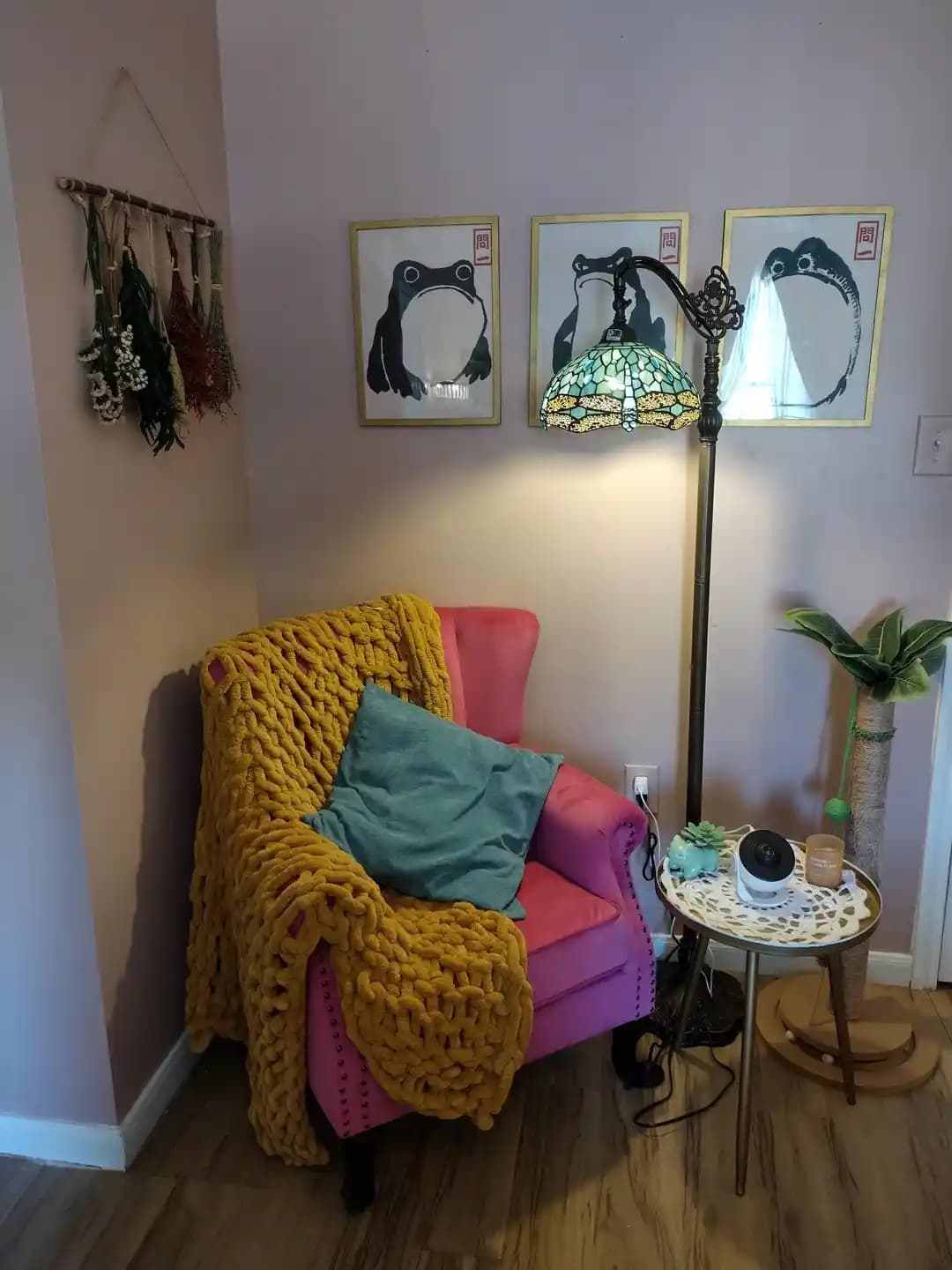 Köşe Dekorasyonunda Sanat Eserlerinin Yerleştirilmesi ve Aydınlatma Düzenlemeleri