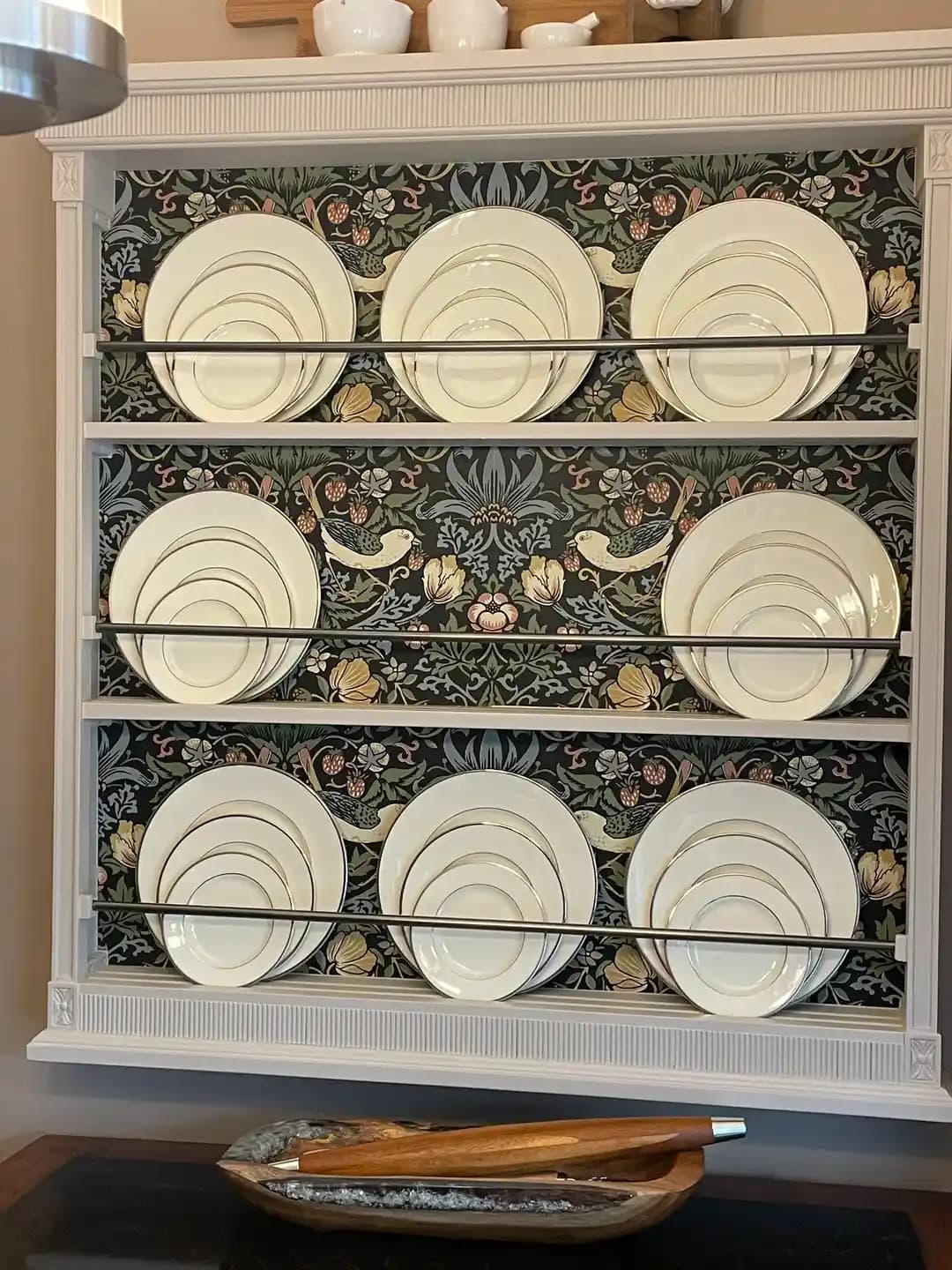 Küçük Mutfaklarda Tabak Rafı Kullanımı ve William Morris Strawberry Thief Duvar Kağıdı Uyumu