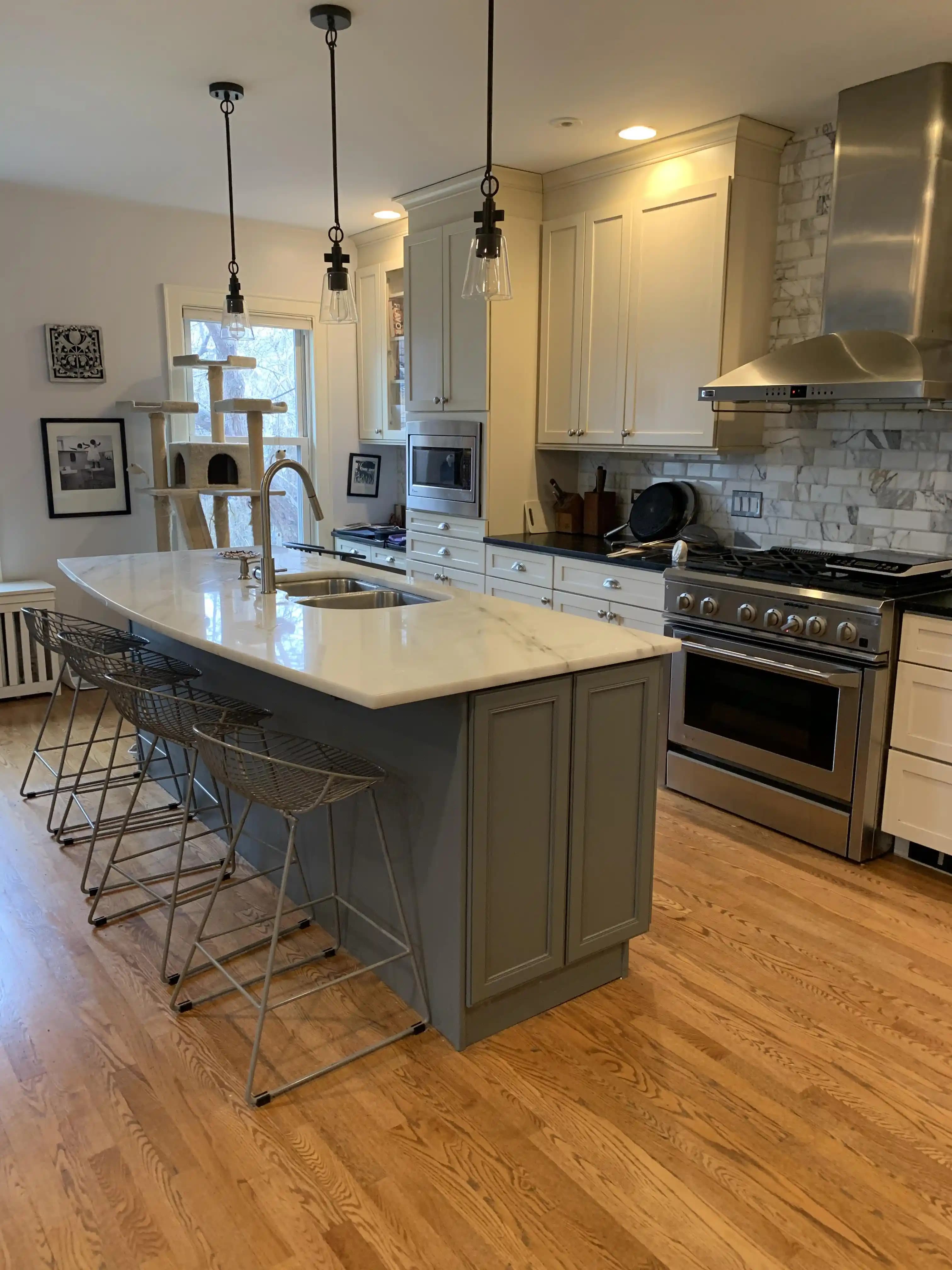 Mutfak Adası Yenileme: Mermer Tezgah ve Tasarım Seçeneklerinin Değerlendirilmesi