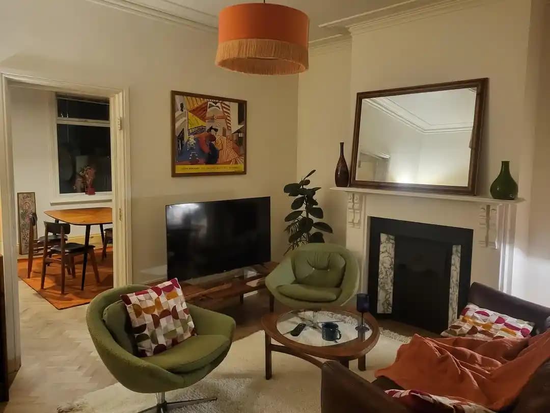 Orta Yüzyıl Modern Retro Tarzında Ev Dekorasyonunda Duvar Renkleri ve Fonksiyonel Düzenlemeler