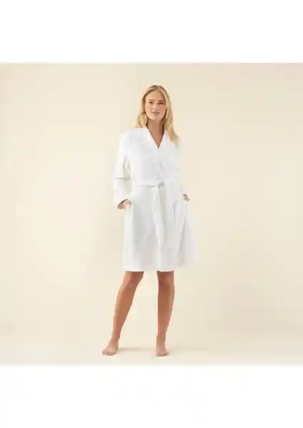 Chakra Chic Kadın Beyaz Bornoz: Şıklık ve Konforu Bir Arada Sunan Tasarım