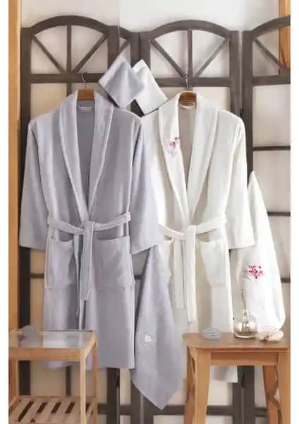 Güvenal Pamuxu 8 Parça Aile Bornoz Seti: Konfor ve Estetiğin Uyumuyla Ev Dekorunu Tamamlar