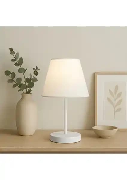 Homing Beyaz Gövdeli Kumaş Başlıklı Abajur: Modern ve Fonksiyonel İç Mekan Aydınlatması