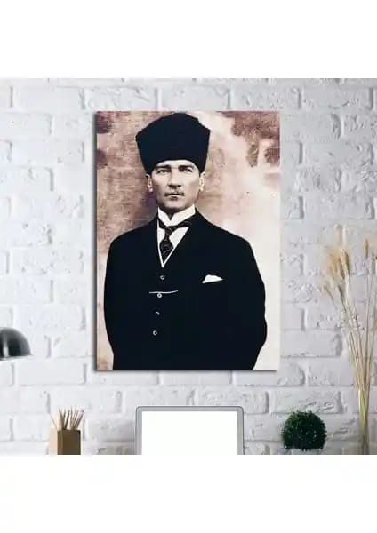 Kalpaklı Atatürk Portresi Kanvas Tablo: Türk Sanatını ve Kültürel Değeri Yansıtan Eşsiz Dekorasyon Parçası