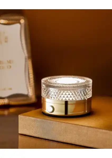 Madame Coco Claire Dokunmatik Abajur: Şıklık ve Fonksiyonellik Bir Arada Sunar