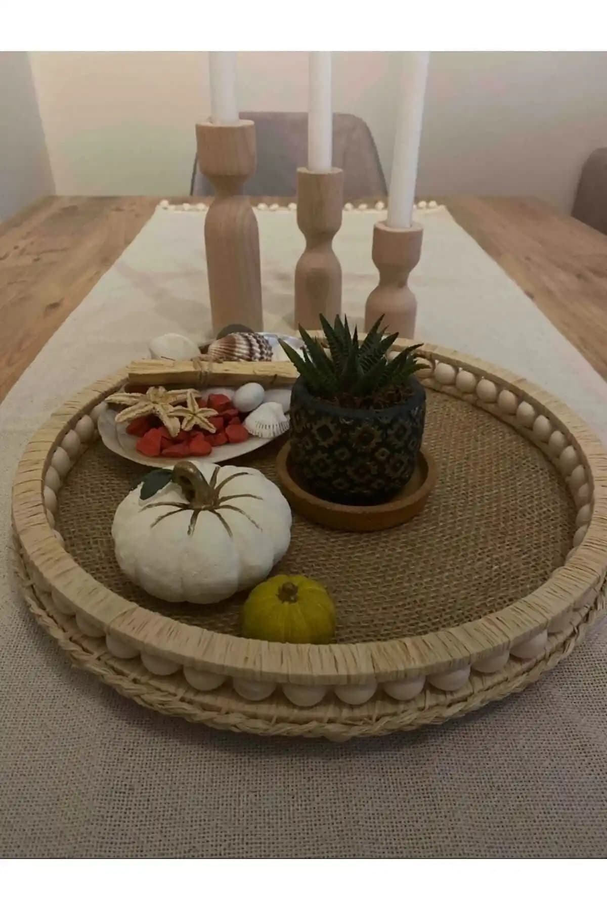 Ahşap Boncuklu Doğal Rafya Hasır Dekoratif Tepsi: Estetik ve Fonksiyonellik Bir Arada