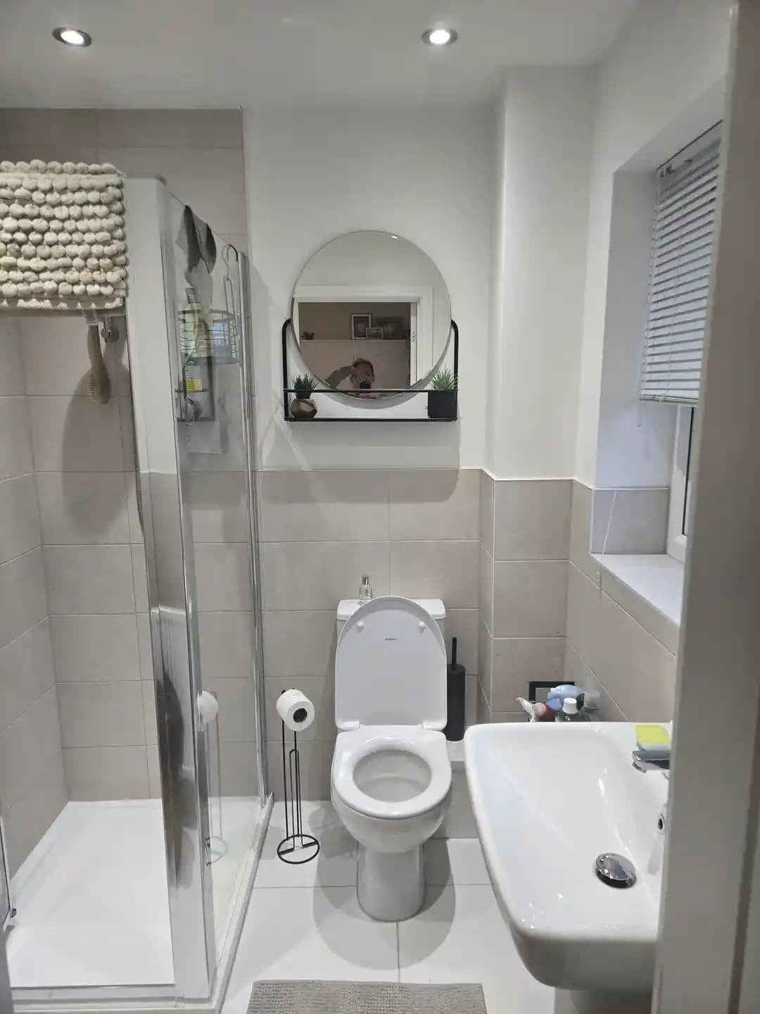 Banyo Duvar Boyası Seçimi ve Dekorasyonda Renk ve Aksesuar Uyumları