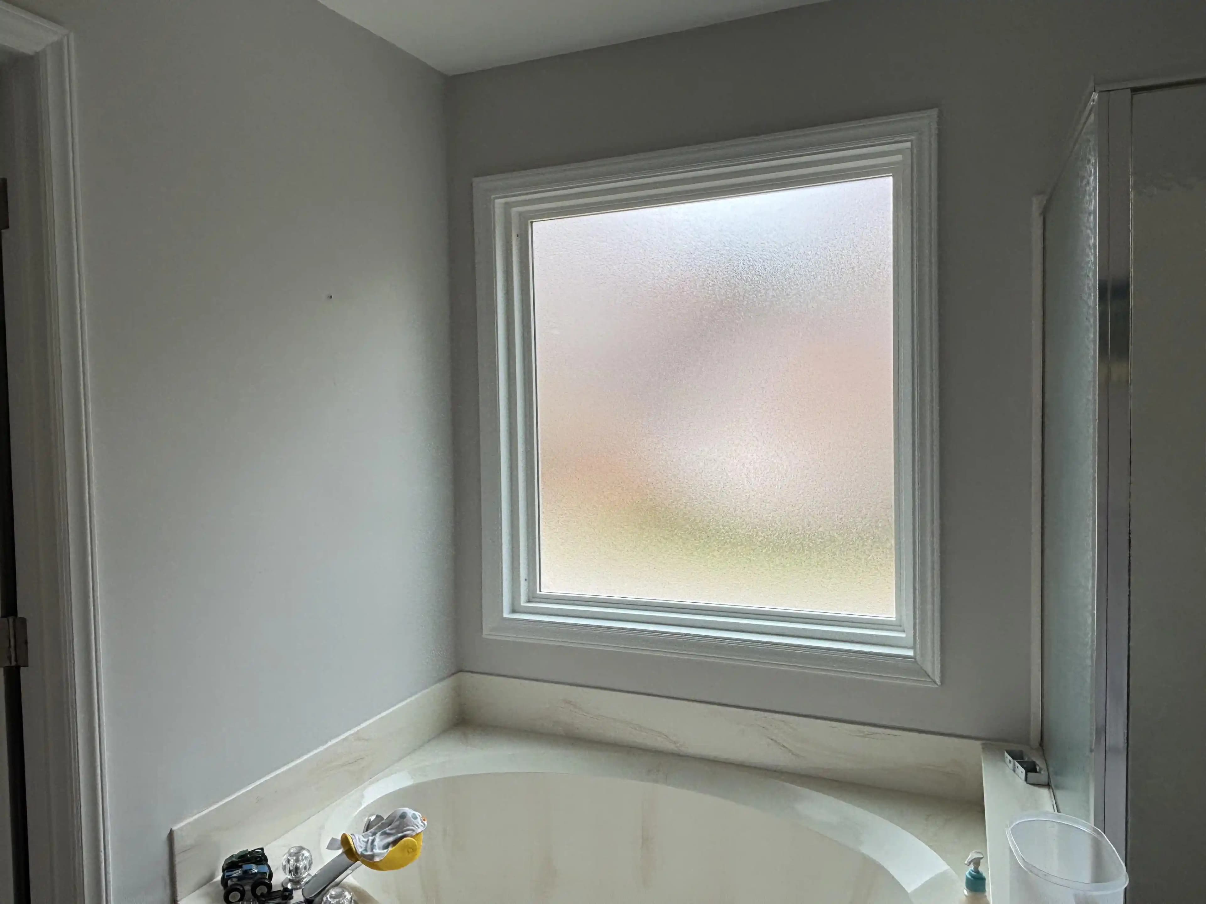 Banyo Pencerelerinde Buzlu Cam ve Mahremiyet İçin Pencere Dekorasyon Seçenekleri